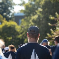 A large crowd on GVSU Alumni on their way to help new lakers move into their dorm